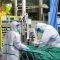 Personal médico en trajes protectores trata a un paciente con neumonía causada por el nuevo coronavirus en el Hospital Zhongnan de la Universidad de Wuhan, en Wuhan, provincia de Hubei (China), el 28 de enero de 2020
