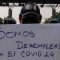 Un mesero desempleado muestra una pancarta a los conductores que pasan por la Caseta de Cobro de la carretera Tuxtla – San Cristóbal de las Casas, solicitando su apoyo.