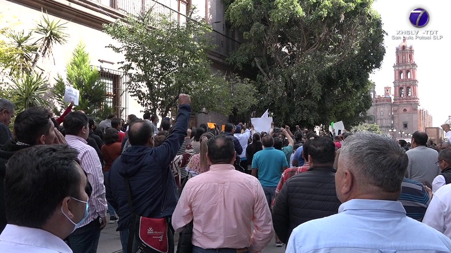 Por falta de pagos en prestaciones protestan maestros de la Sección 52 ...