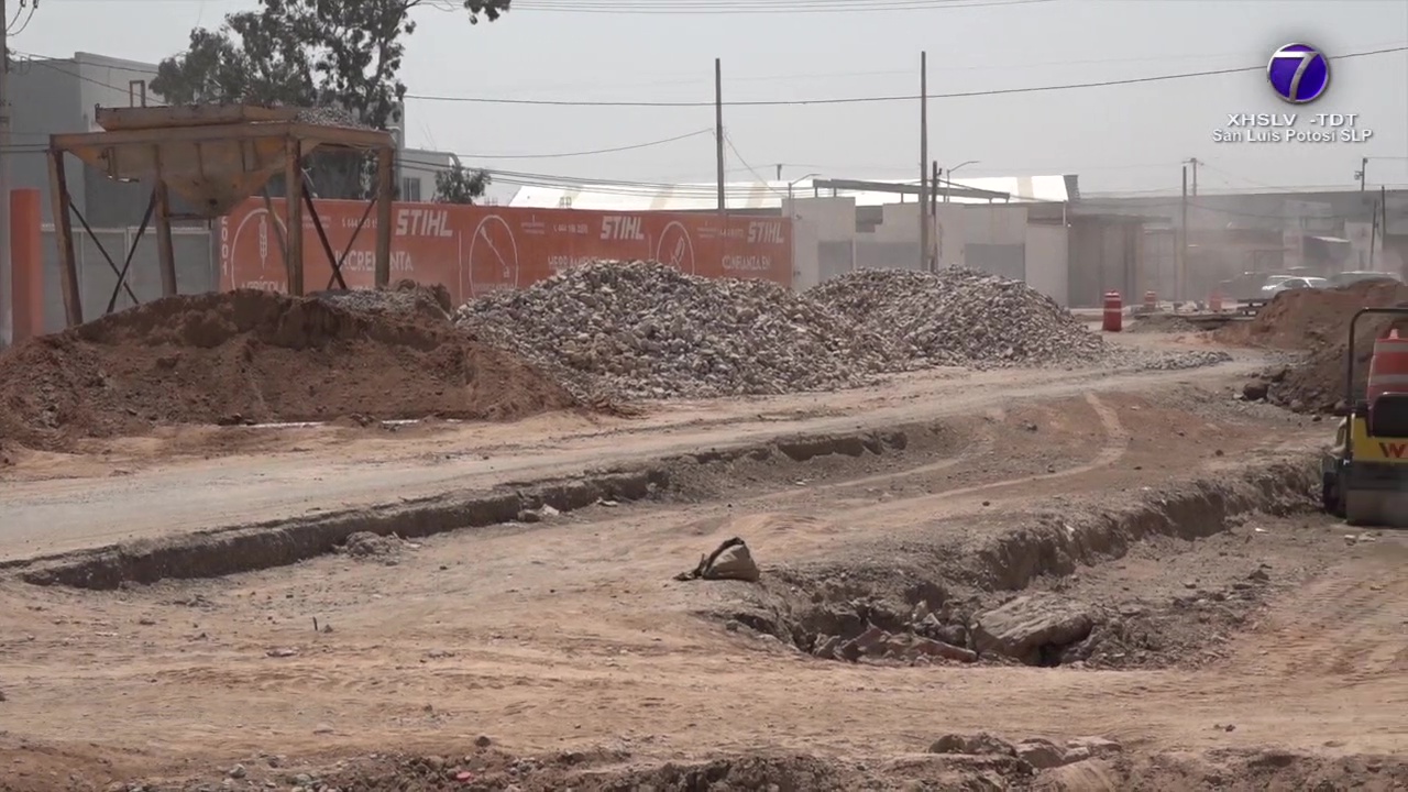 Habitantes y dueños de negocios pagan los platos rotos, por tardanza en ...