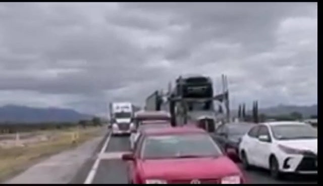 Vuelca tractocamión y provoca cierre total en carretera 57 por varias ...
