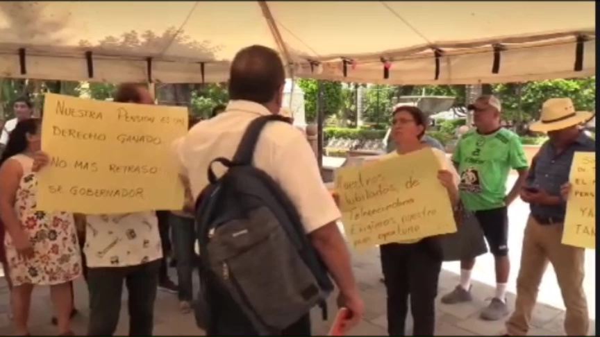 Protestan maestros de telesecundaria por retraso en pagos - Canal 7 SLP ...