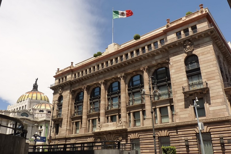 BANXICO recorta la tasa de interés en 25 puntos base hasta el 10.25% ...