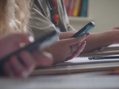 Uso de celular en las aulas, solo en caso de emergencia: SEER 18 Claudio03Celulares