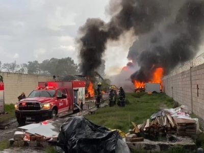 Estallan autotanques en Puebla y obligan a evacuar escuelas y hospital 52 01 3