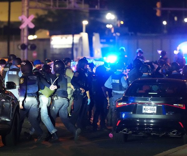 Arrestan a cinco personas durante protesta contra centro migratorio en Nueva Jersey 5 03 6