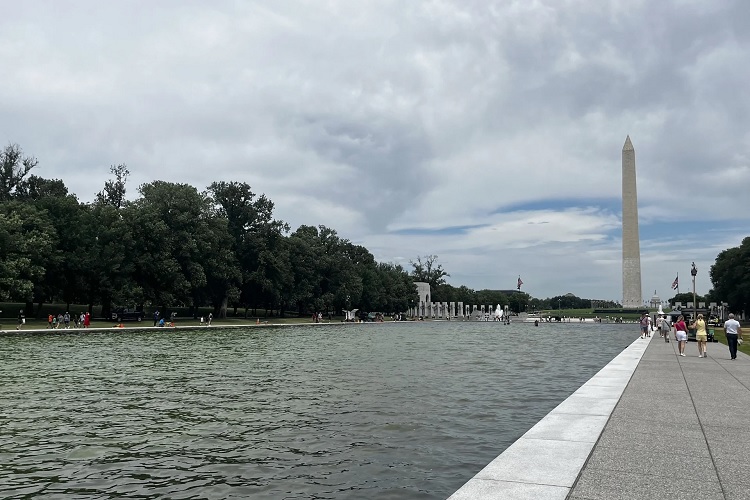Trump amenaza con hasta 10 años de cárcel por vandalizar el Estanque Reflectante 4 04 21