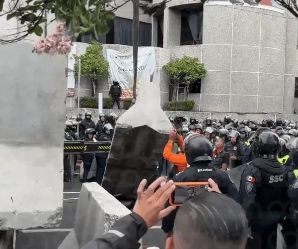 Cerco policial frena marcha de la CNTE rumbo al Estadio Ciudad de México 5 05 8