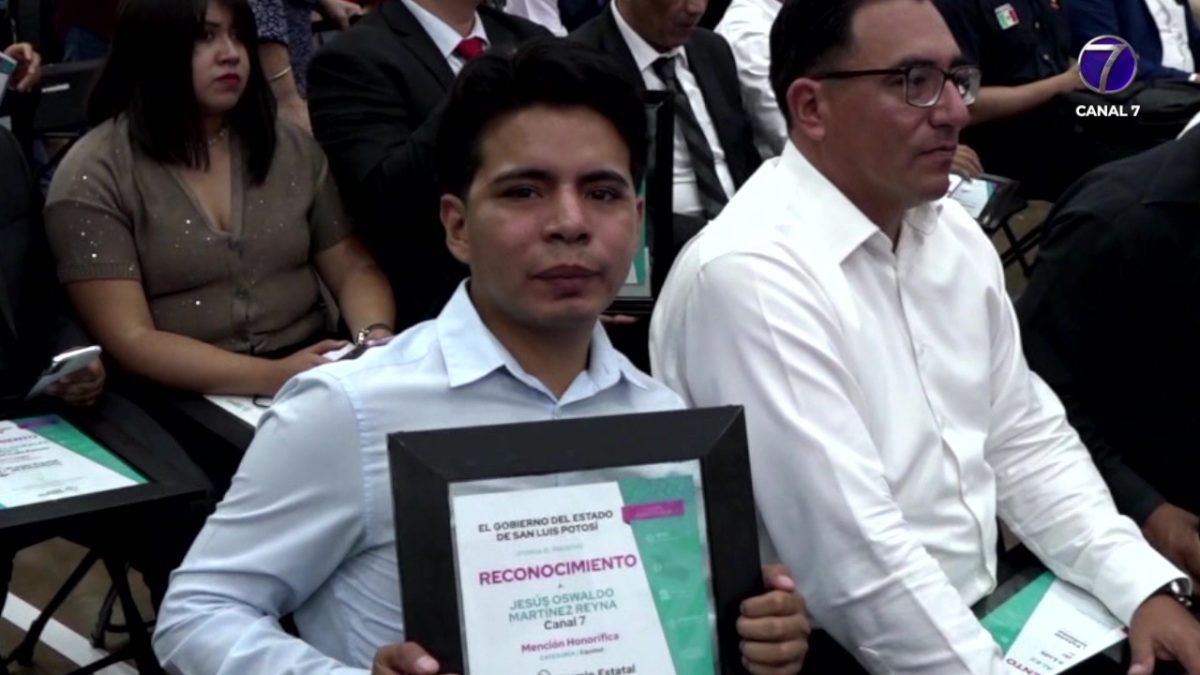 Oswaldo Martínez, orgullo para Canal 7, al obtener el Premio Estatal de Periodismo 2026 1 Claudio03OswaldoPremio 1