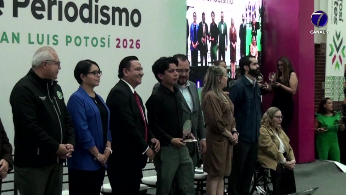 Recibe Oswaldo Martínez Reyna, de Canal 7 el Premio Estatal de Periodismo 1 Vianey01PremioEstatal