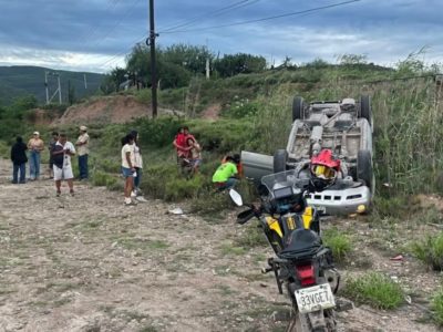 Vuelca familia en el tramo carretero de Rioverde a San Ciro de Acosta; no se registran decesos 24 Xochi01Volcadura