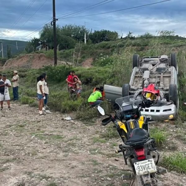 Vuelca familia en el tramo carretero de Rioverde a San Ciro de Acosta; no se registran decesos 5 Xochi01Volcadura