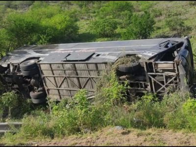 Vuelca autobús que trasladaba jornaleros agrícolas en carretera Rioverde-Ciudad Valles 23 Xochi02Autobus