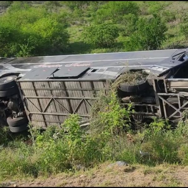 Vuelca autobús que trasladaba jornaleros agrícolas en carretera Rioverde-Ciudad Valles 4 Xochi02Autobus