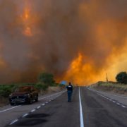 Incendio en Fermoselle consume 11 mil hectáreas y obliga a evacuaciones en el oeste de España 12 04 21