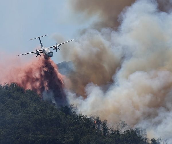 Incendios forestales obligan a evacuar a 20 mil personas en Francia 8 06 15