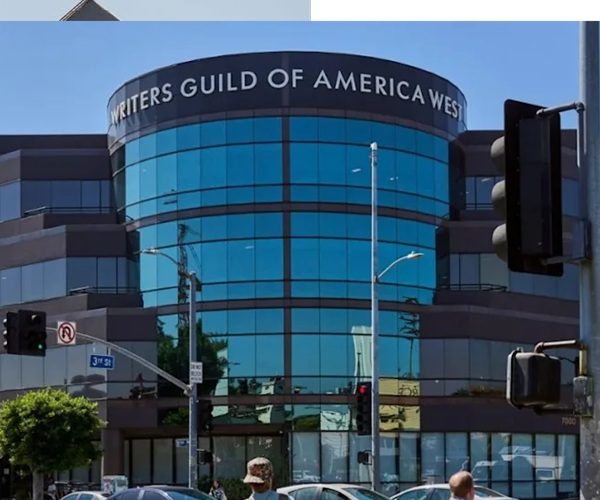 WGA demanda a Paramount por fusión con Warner Bros. Discovery 5 10 6