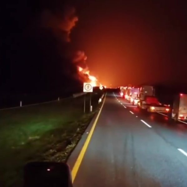 Explota pipa con diésel tras choque en la 57; tráfico quedó paralizado por horas 6 3AccidenteIncendio