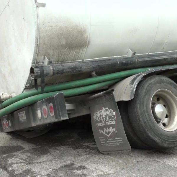 Hundimiento se formó en Albino García al paso de una pipa; la unidad impactó un vehículo estacionado 4 Diana01Pipa