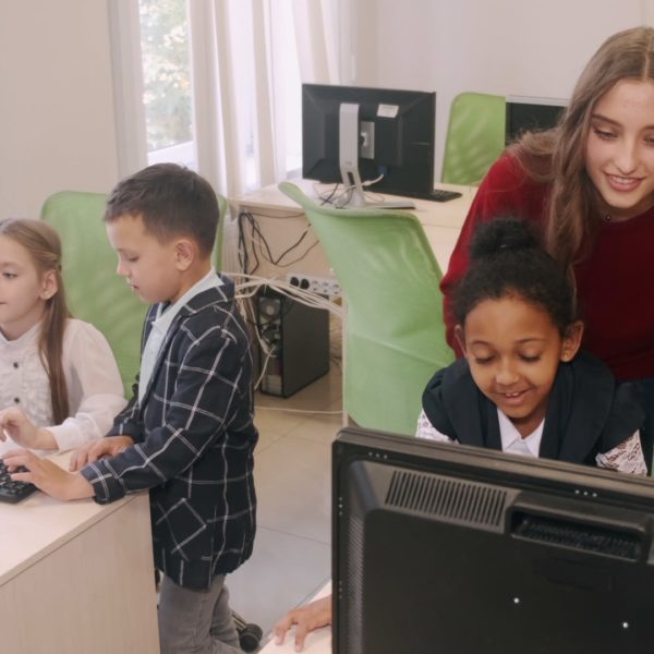 Aumento de casi seis por ciento anual en colegiaturas, presiona a familias 6 Economia01Privada