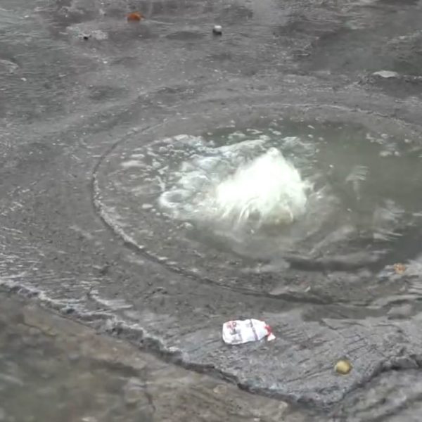 AGUA ESTANCADA POR COLAPSO EN INFRAESTRUCTURA HIDRÁULICA, ADVIERTEN A LA ALTURA DEL CAMINO A SIMÓN DIAZ 6 agua estancada
