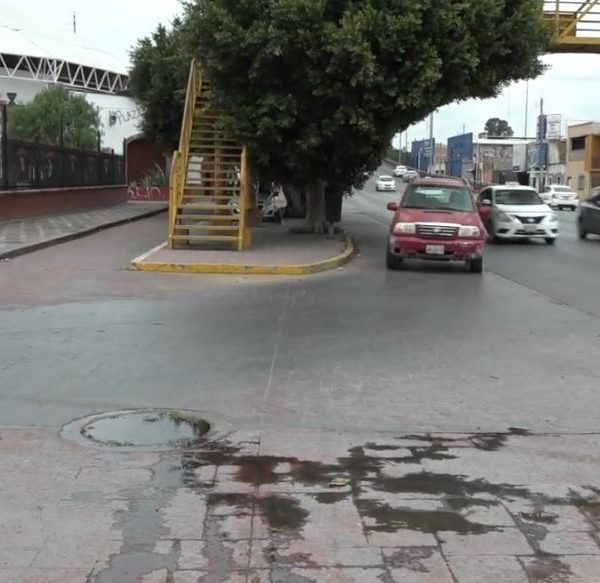 Como caso desapercibido lamentan quienes transitan por avenida Universidad, que se encuentre el daño de alcantarilla 4 alcantarilla