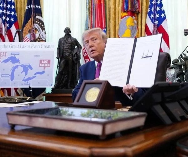 Trump firma orden para renombrar el lago Ontario como “Lago América” 5 02 26