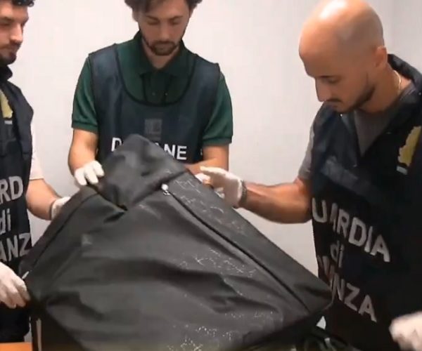 Detienen en Roma a dos mexicanos con más de 17 kilos de metanfetamina 6 02 27