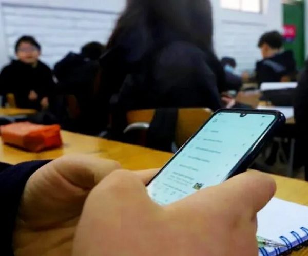 SEP consulta a maestros sobre el uso de celulares en las aulas 5 03 23