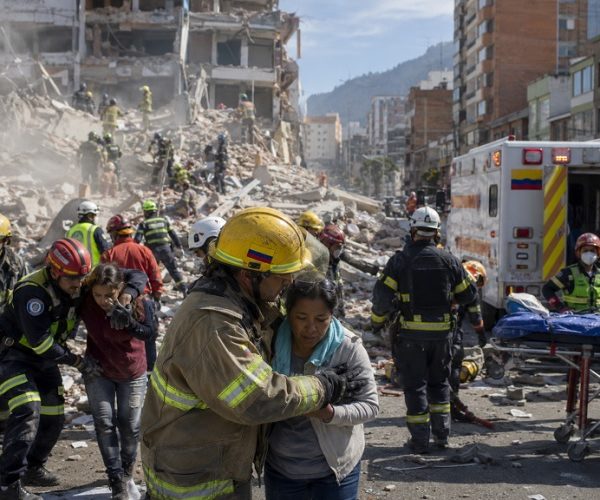 Colombia busca sobrevivientes tras terremoto de 7.4 4 04 10