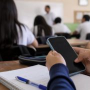 SEP alista debate nacional para regular el uso de celulares y redes sociales en las escuelas 9 07 5
