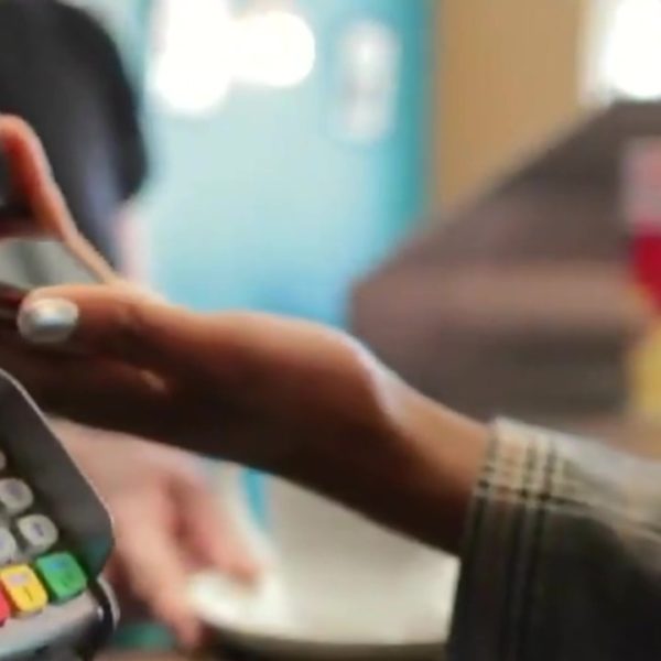 Predominan compras con efectivo en tienditas; pero jóvenes impulsan pago con tarjeta 4 Economia03Compras