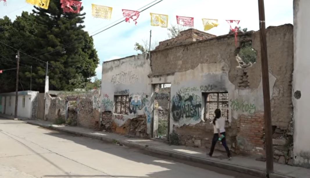 A pedazos cae casa abandonada en el Barrio