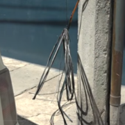 Alertan comerciantes desprendimiento de cables de luz