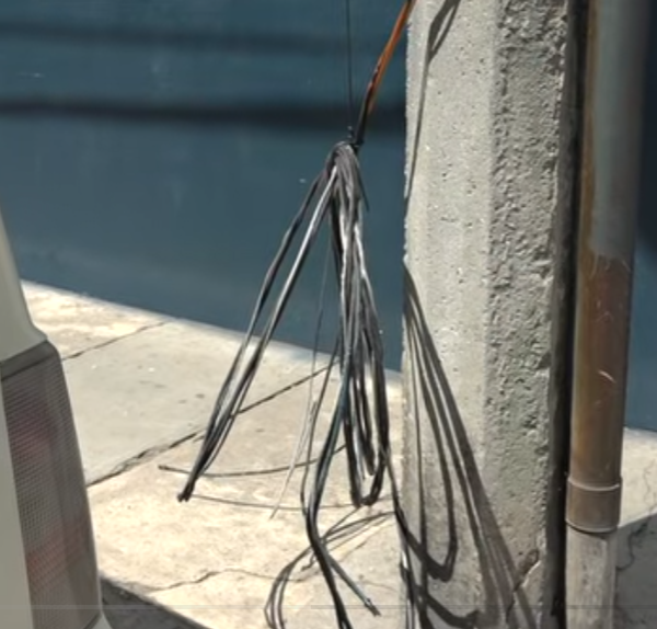 Alertan comerciantes desprendimiento de cables de luz