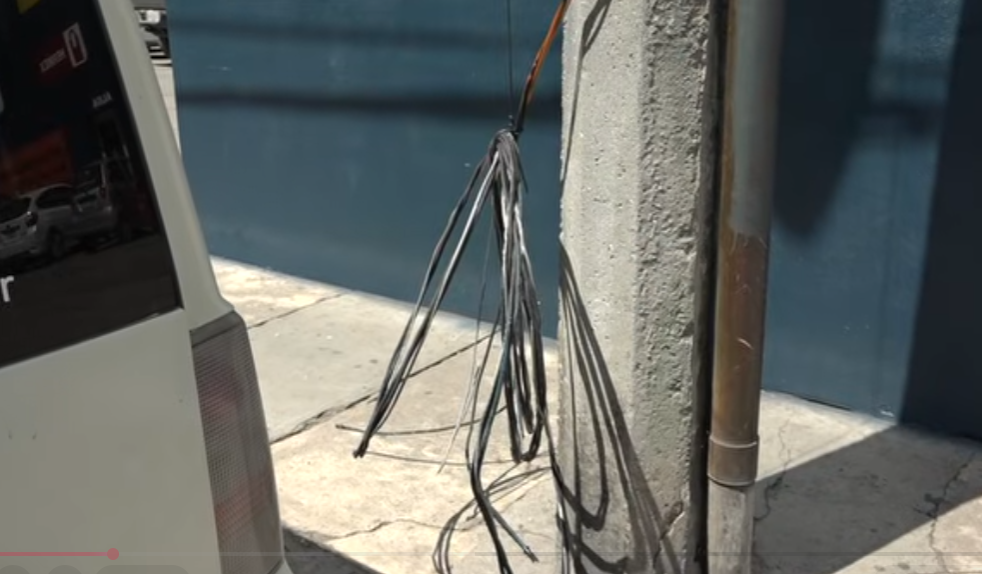 Alertan comerciantes desprendimiento de cables de luz