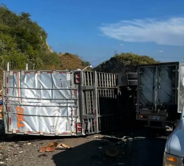 Aparatoso accidente derivo en volcadura de dos