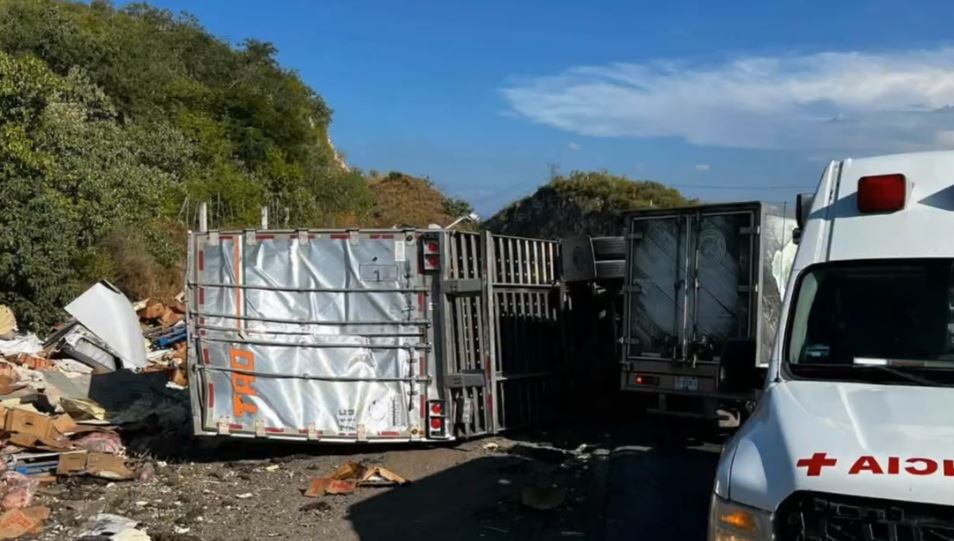 Aparatoso accidente derivo en volcadura de dos