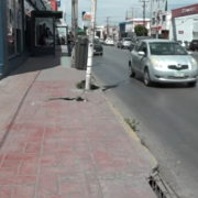 Deficiencias en boca de tormenta y acera acentuan riesgos para transeuntes
