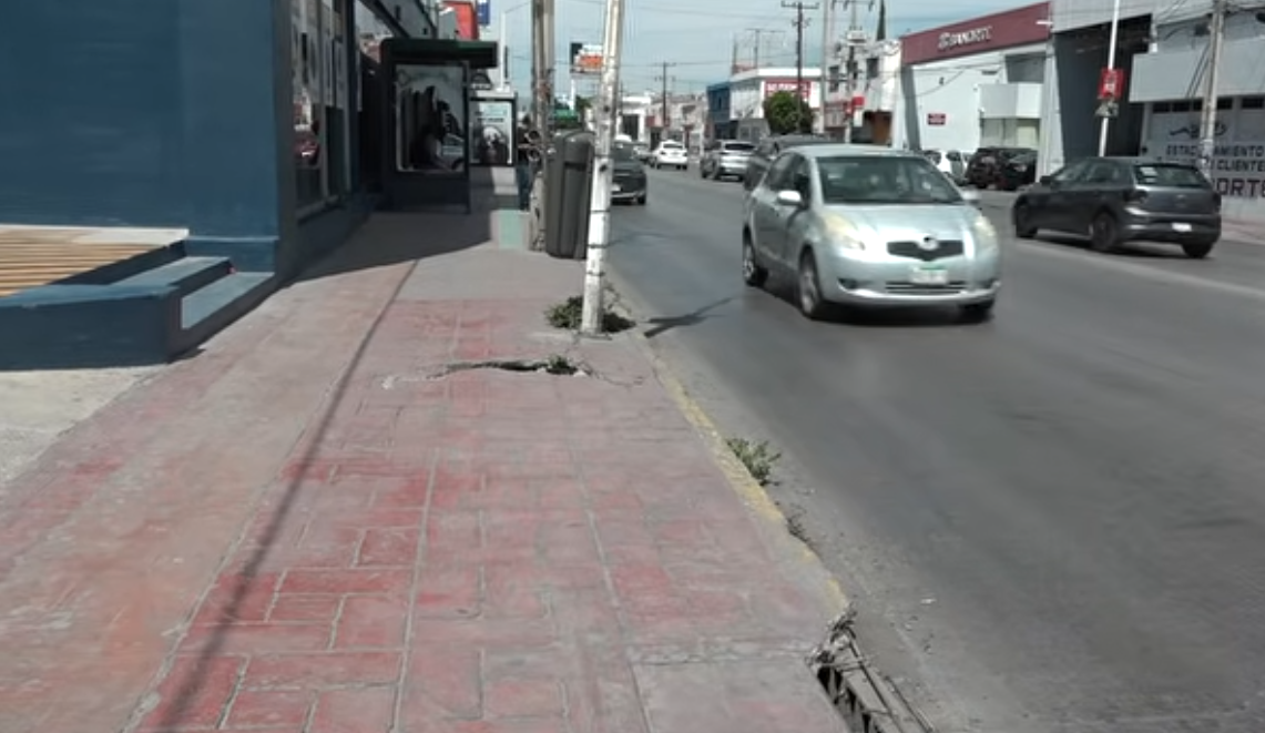 Deficiencias en boca de tormenta y acera acentuan riesgos para transeuntes