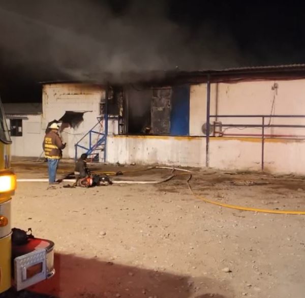Incendio arraso granja avicola a un costado de carretera a Sant