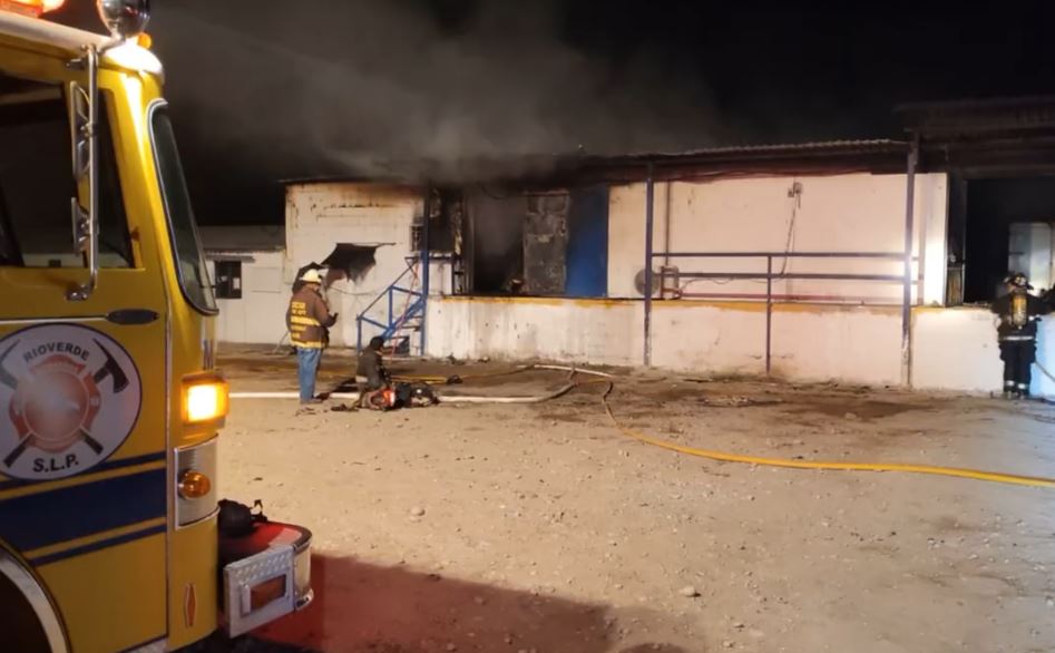 Incendio arraso granja avicola a un costado de carretera a Sant