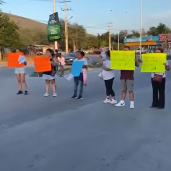 Realizan caminata y bloqueo carretero por desaparicion de Miguel