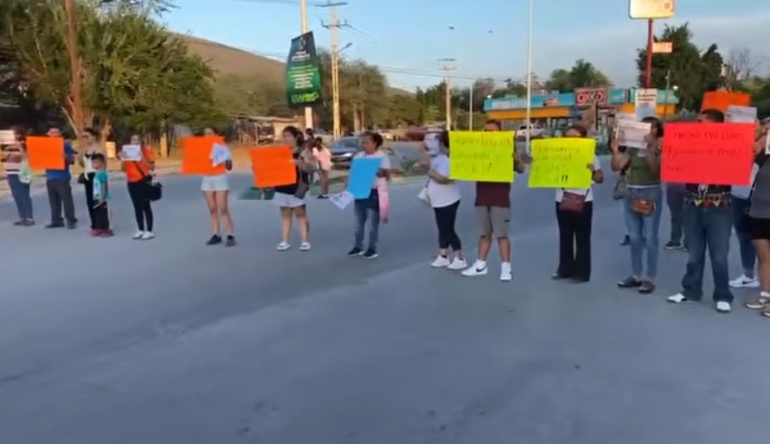 Realizan caminata y bloqueo carretero por desaparicion de Miguel