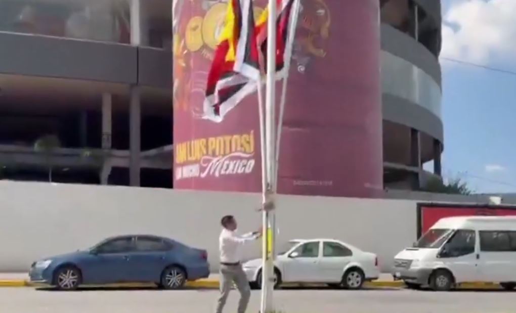 Retiran banderas del PT durante visita de Claudia Sheinbaum